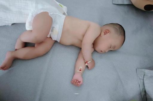 靖边3个月宝宝怎么抱